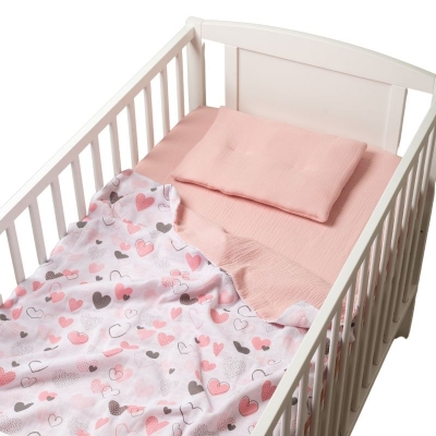 Lenjerie de vara din muselina pentru patut 120x60 cm Kidizi Pink Hearts, include cearceaf, perna si paturica cu doua fete, bumbac 100%