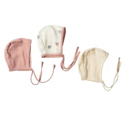 Set bebe nou-nascut 6 piese cu Baby Nest din muselina 90x50 cm, 3 paturici din muselina, 2 aleze reutilizabile impermeabile, organizator patut, 3 caciulite si 3 perechi manusi anti-zgarieturi Kidizi - Color Hearts
