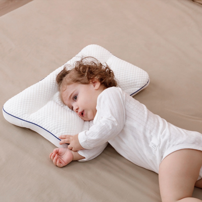 Perna ergonomica copii 3-10 ani Kidizi ErgoAir, respirabila si antibacteriana, cu doua fete si husa Safari Bej detasabila, ajuta la gestionarea caldurii in zona capului