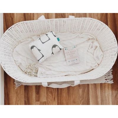 Cosulet bebe pentru dormit handmade din material ecologic Ahoj Baby alb, include stand