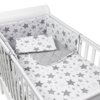 Set lenjerie matlasata 4 piese Kidizi Magic Stars Grey, include perna, plapumioara, aparatoare si cearceaf