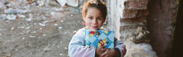 Contribuie si tu la ShoeBox – Un proiect minunat prin care se impart daruri copiilor sarmani de Craciun