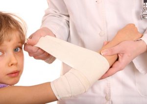 Ce fac daca micutul meu are o fractura la brat