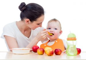 4 greseli privind diversificarea alimentatiei la bebelusi