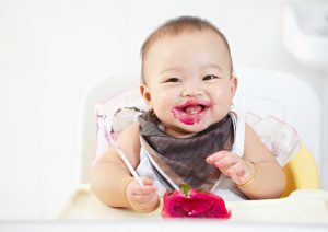Cand ar trebui inceputa diversificarea alimentatiei la bebelusi