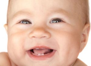 Cum pot sa protejez dintisorii bebelusului