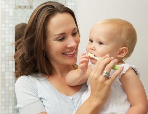 Cum trebuie sa se desfasoare spalarea pe dinti la bebelusi