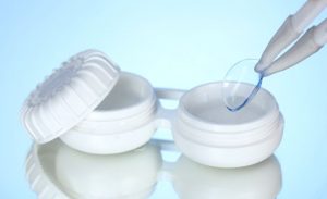 Reguli de utilizare a lentilelor de contact de catre scolar