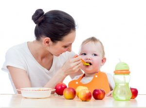 Diversificarea la bebeluși: tabel și sfaturi utile. Vezi ghidul complet
