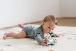 Stimularea bebelusului in primele luni: de ce nu are nevoie de activitati permanente pentru a se dezvolta